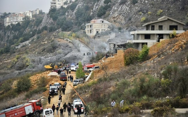 Socorristas em área montanhosa atingida ao leste de Beirute