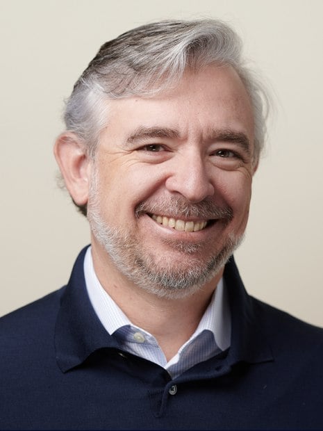 homem sorrindo para foto