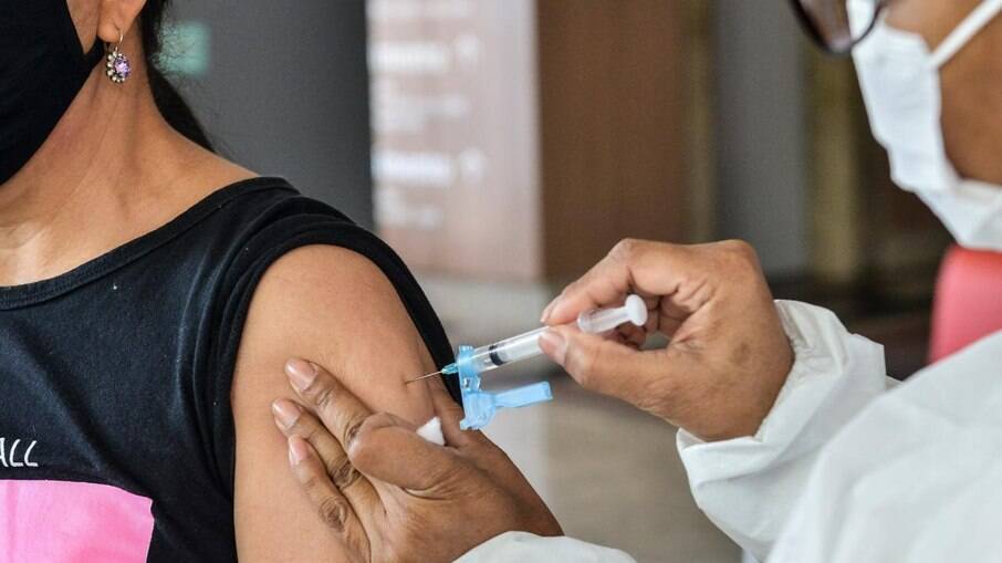 Procura por repescagem de vacinação contra a covid-19 aumentou no Rio após o anúncio do 'passaporte da vacina'