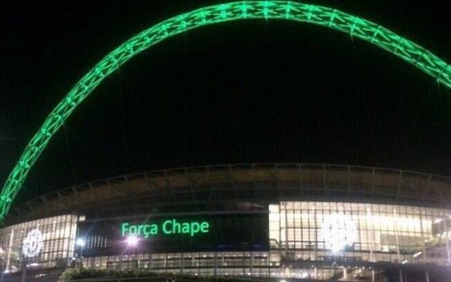 Estádio Wembley também ficou com arco verde e com mensagem 