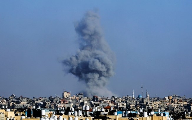 Fumaça provocada por bombardeio israelense em Rafah, sul da Faixa de Gaza, em 25 de maio de 2024