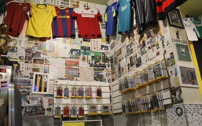 As paredes do bar são decoradas com camisas de time de futebol, reportagens e fotos com jogadores