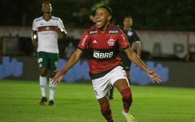 Lázaro elogia Paulo Sousa e comemora gols marcados na vitória do Flamengo: 'Sensação de alívio'