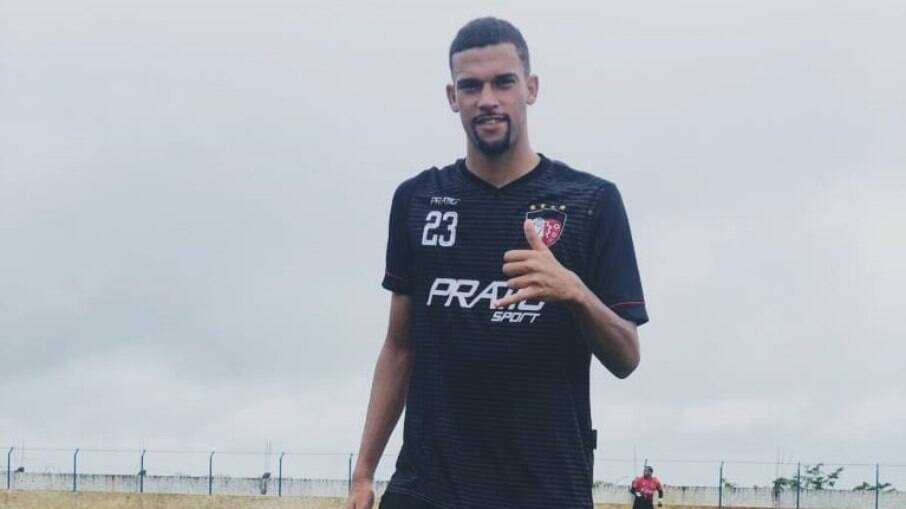 Vinícius Caveira já em terras pernambucanas com a camisa do Vera Cruz.