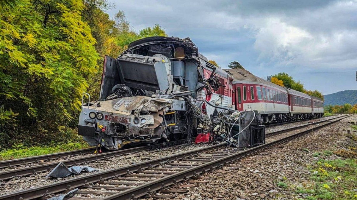 Colisão entre trens deixa 66 feridos na Eslováquia Colisão entre trens deixa 66 feridos na Eslováquia