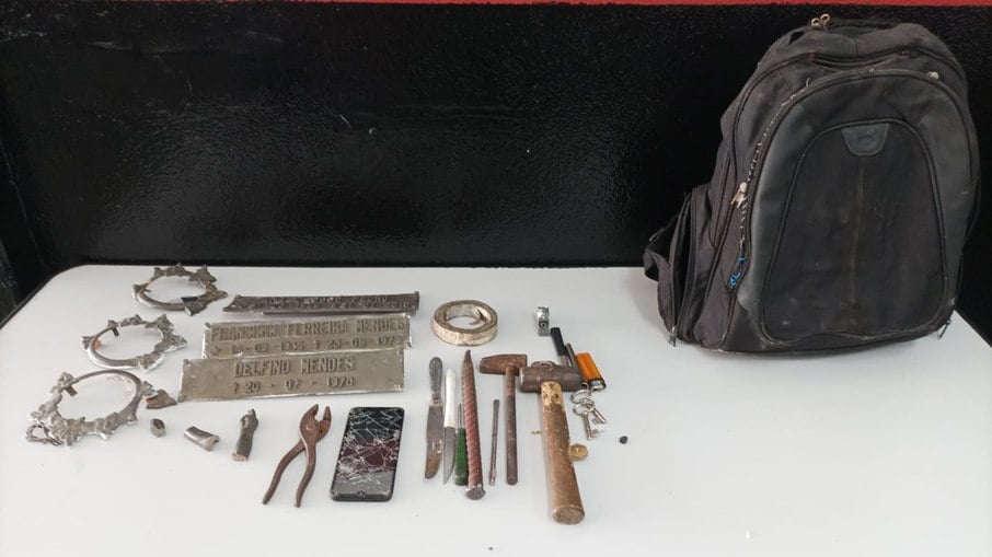 Os objetos furtados, que foram devolvidos à Setec, e ferramentas utilizadas