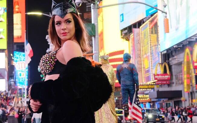 Encarnando uma Mulher-Gato para lá de provcante, Denise Dias seduz na Times Square