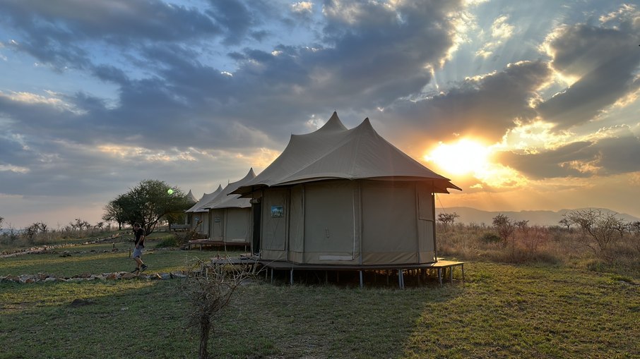 Glamping: No Serengeti, nossos hotéis são barracas luxuosas e sem cerca, aonde somos as vezes recebidos por animais selvagens.