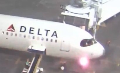Vídeo: Bola de fogo explode em avião e gera evacuação