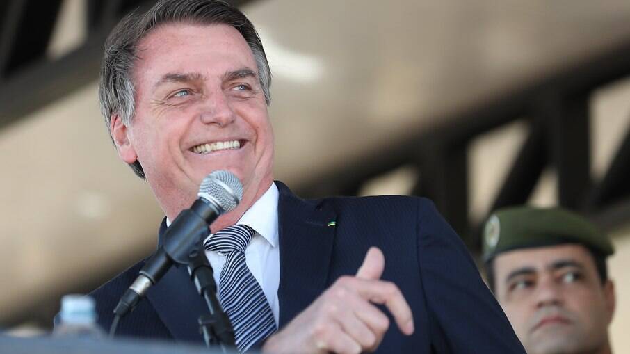 Bolsonaro sugere volta do auxílio emergencial e cutuca mercado financeiro por reação