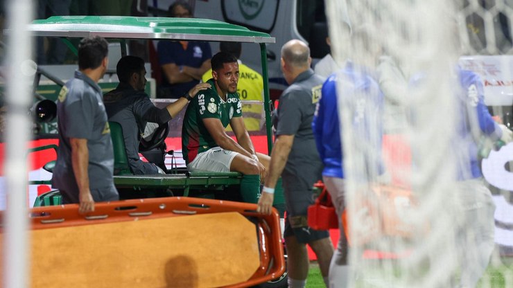 Vitor Roque tem lesão constatada e vai passar por cirurgia