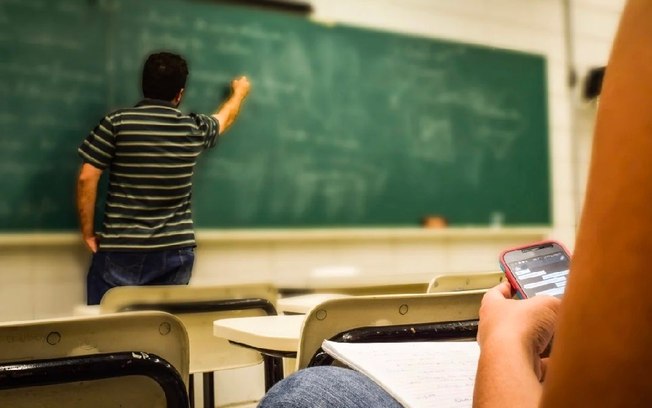 Dia dos professores: celular em sala de aula é um dos maiores desafios