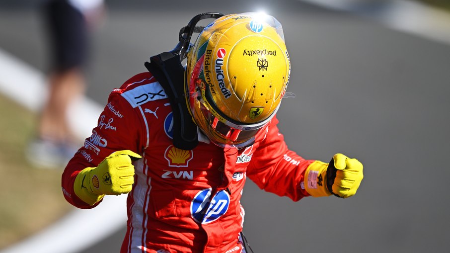 Lewis Hamilton comemora a pole position para a corrida sprint do GP da Grã-Bretanha Lewis Hamilton comemora a pole position para a corrida sprint do GP da Grã-Bretanha