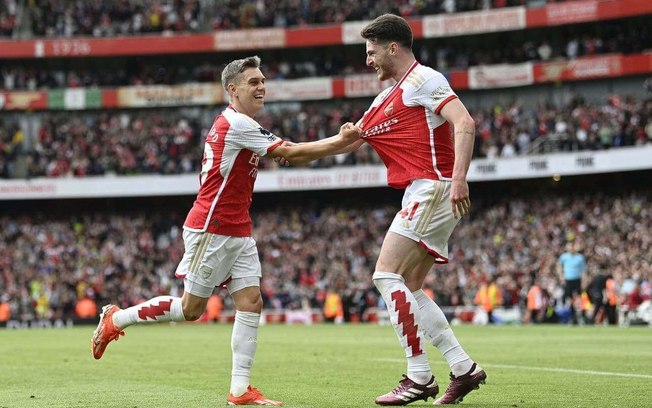  Trossard (à direita) faz o segundo gol do Arsenal e comemora ao lado do companheiro Declan Rice