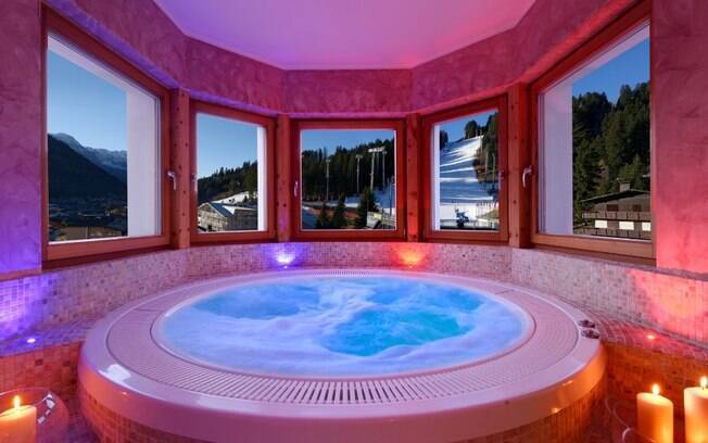 A banheira de hidromassagem é um dos grandes destaques da Boutique Hotel Diana, em Madonna Di Campiglio, na Itália A banheira de hidromassagem é um dos grandes destaques da Boutique Hotel Diana, em Madonna Di Campiglio, na Itália