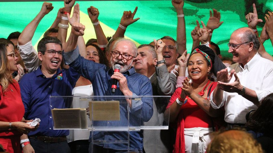 Lula em discruso momentos após ser eleito no domingo (30)
