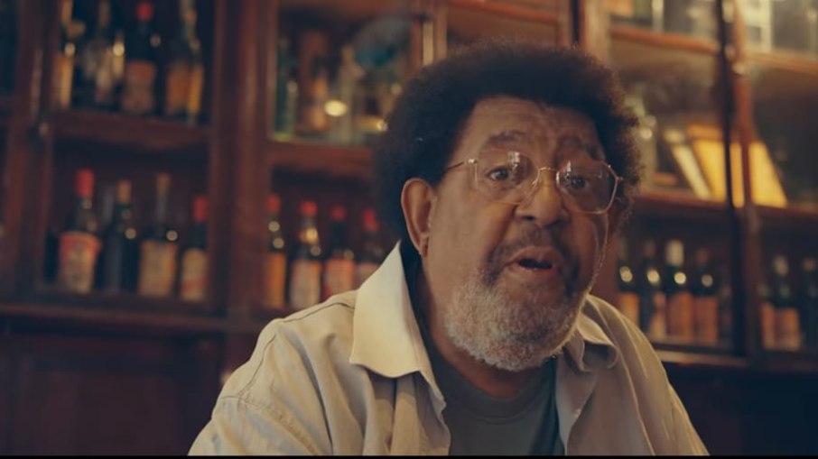 Rubén Rada em cena do videoclipe 