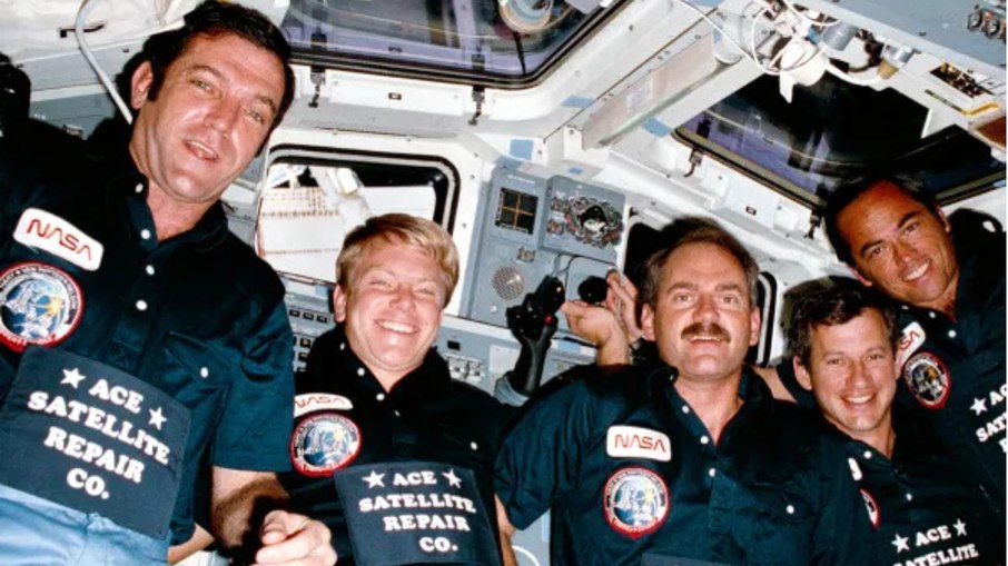 Tripulação da STS-41C posam no convés de voo do Challenger Tripulação da STS-41C posam no convés de voo do Challenger