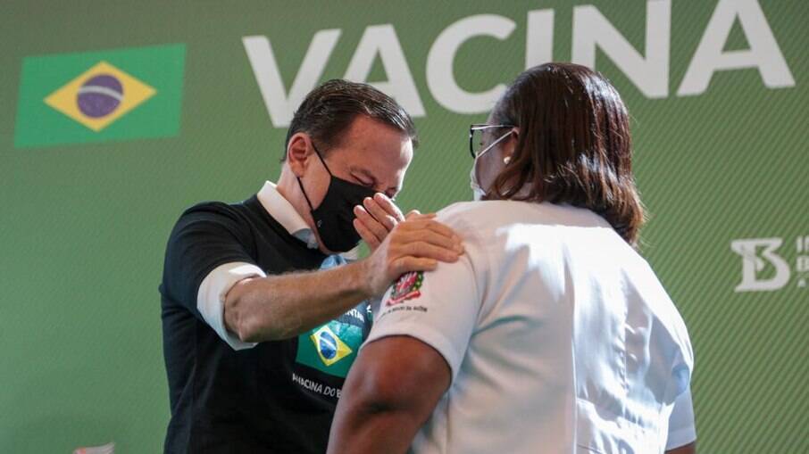 Vitória da CoronaVac: Doria posa ao lado da primeira pessoa vacinada no Brasil