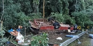 Ônibus com trabalhadores rurais tomba e mata 2 mulheres em SP
