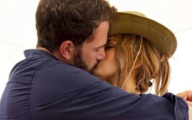 Jennifer Lopez assume namoro com Ben Affleck e divulgam beijo na internet