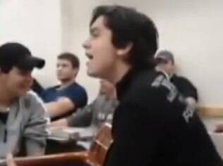 Luan Santana ainda criança, tocando violão na escola em que estudava