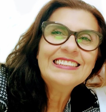 Mari Cardoso vai trazer entrevistas, análises e notícias sobre diversidade. Das obrigações aos desafios do cotidiano e, principalmente, as vitórias e conquistas pelos membros da comunidade LGBTQIA+, donos de histórias e trajetórias inspiradoras que pontuam todos "Somos" iguais.  