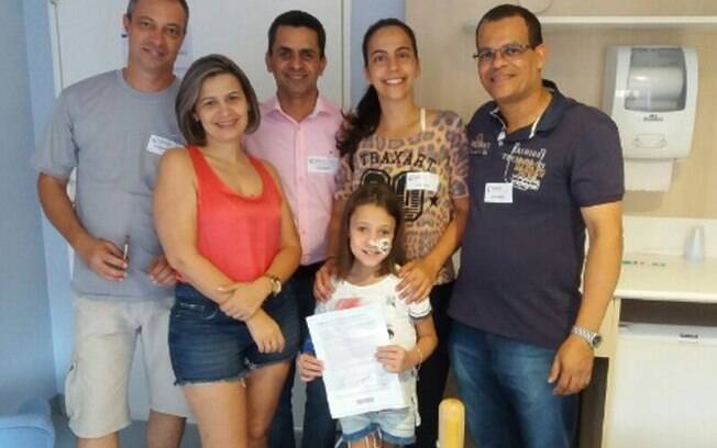 Família recebe certificado de doação feita pela polícia