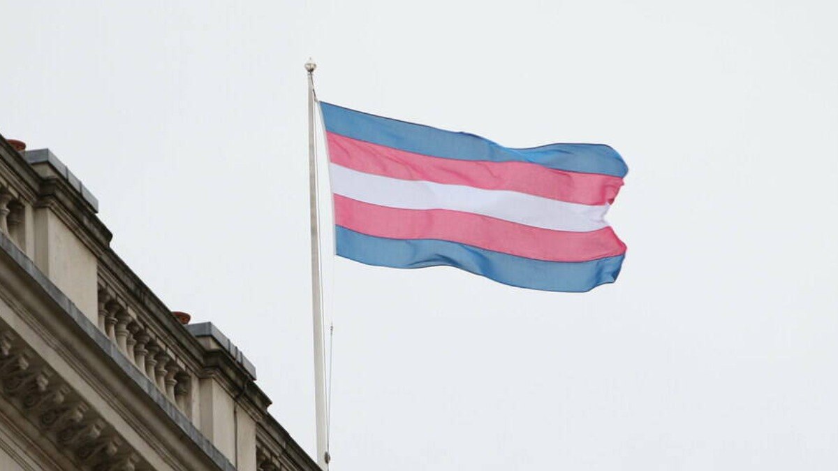Transgêneros no exterior podem mudar nome em consulados e embaixadas