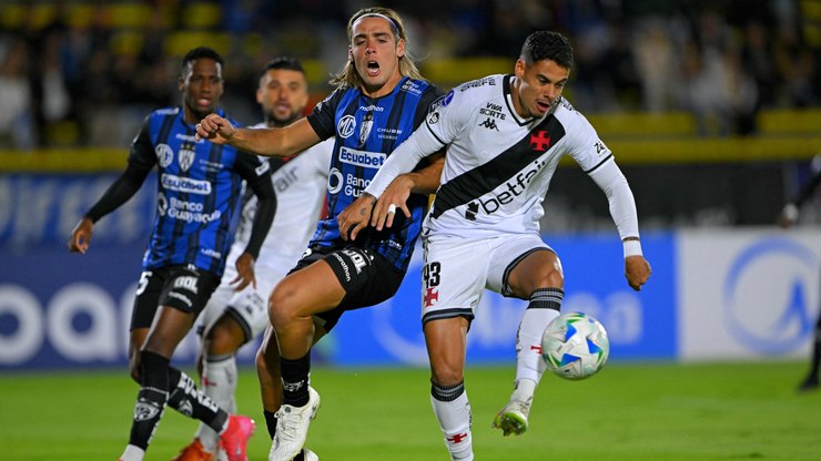 Expulsão complica, Vasco é goleado e fica perto de deixar a Sula