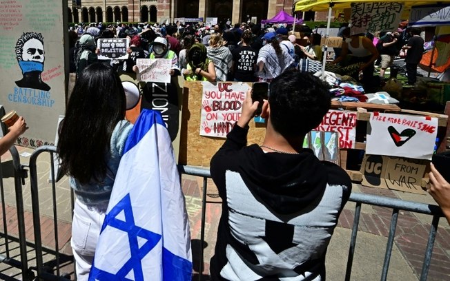 Estudantes pró-Israel e pró-Palestina em acampamento no campus da Universidade da Califórnia, Los Angeles