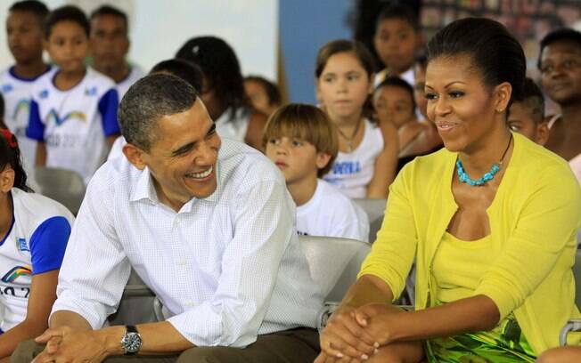 O tom de descontração da visita à Cidade de Deus se refletiu no figurino do casal Obama