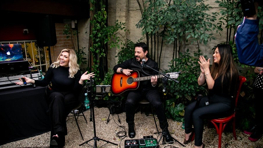Simony canta com Júnior Fares e Sandra Honda, da banda Ambervision