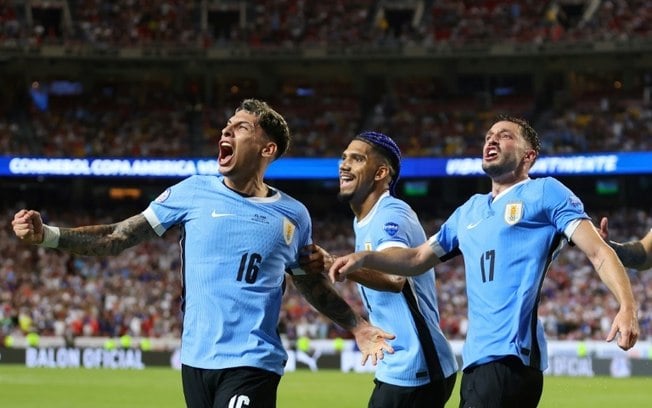 Mathias Olivera (16) celebra su gol con Ronald Araújo y Matías Viña (17) para la victoria de Uruguay sobre Estados Unidos el 1 de julio de 2024 en el Grupo C de la Copa América en partido jugado en Kansas City, Missouri