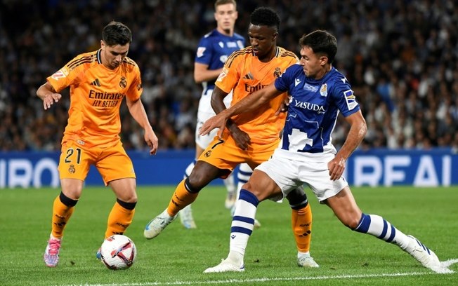 Brahim Diaz (E) em campo pelo Real Madrid contra a Real Sociedad no sábado, pelo Campeonato Espanhol