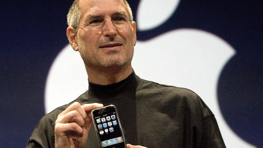 Steve Jobs introduzindo o primeiro iPhone ao mundo
