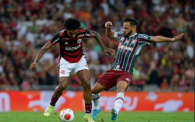 Vitinho, do Flamengo, sente dores e vira dúvida para decisão do Carioca