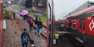 Passageiros andam sobre trilhos após falha na CPTM