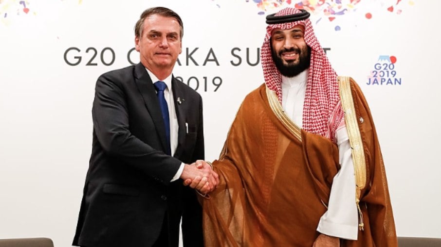 O então presidente Jair Bolsonaro encontrou o príncipe herdeiro da Arábia Saudita, Mohammed bin Salman, que teria enviado as joias à Michelle  