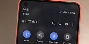O que significa a letra E no canto superior do celular?