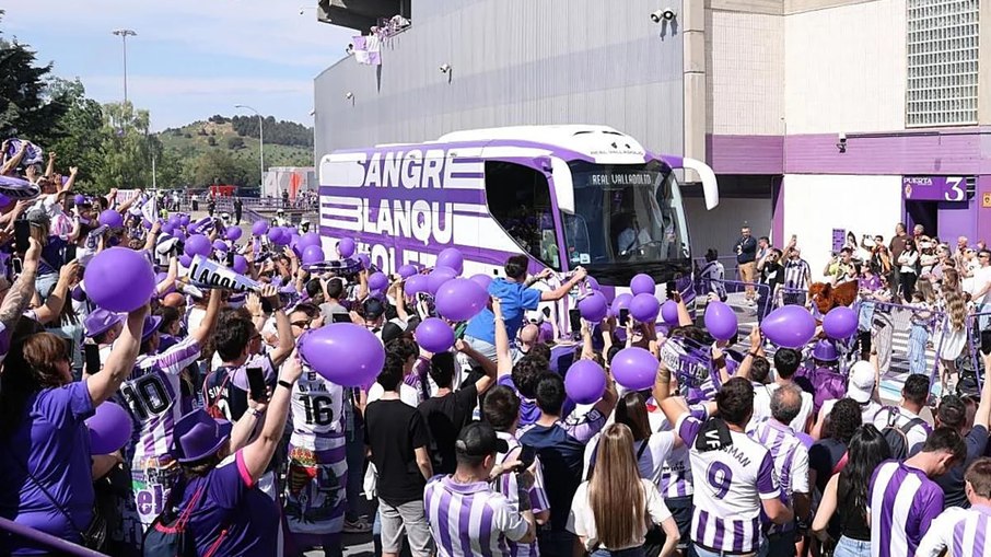 Imigrante viaja escondido em ônibus de ex-time de Ronaldo Imigrante viaja escondido em ônibus de ex-time de Ronaldo