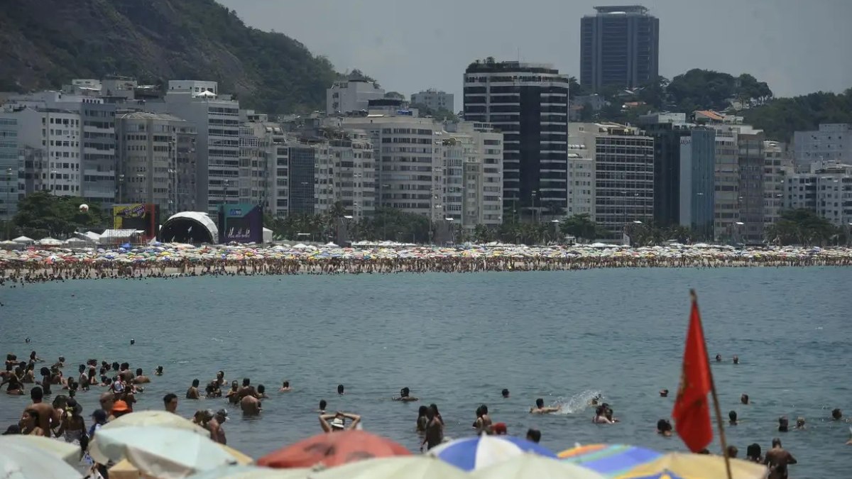 Em um hotel na Avenida Atlântica, em Copacabana, os fiscais encontraram alimentos vencidos na cozinha