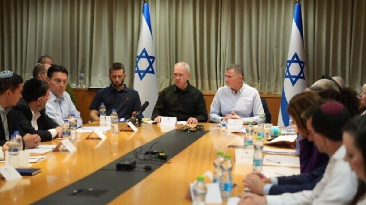 O Ministro da Defesa, Yoav Gallant, ao centro, fala em uma reunião do Comitê de Relações Exteriores e Defesa do Knesset em Tel Aviv