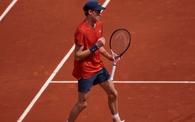 Sinner eleva o nível, despacha russo e volta às oitavas de Roland Garros