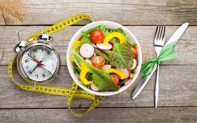 A ideia de restringir o horário da alimentação é uma dieta da moda. Será que funciona?