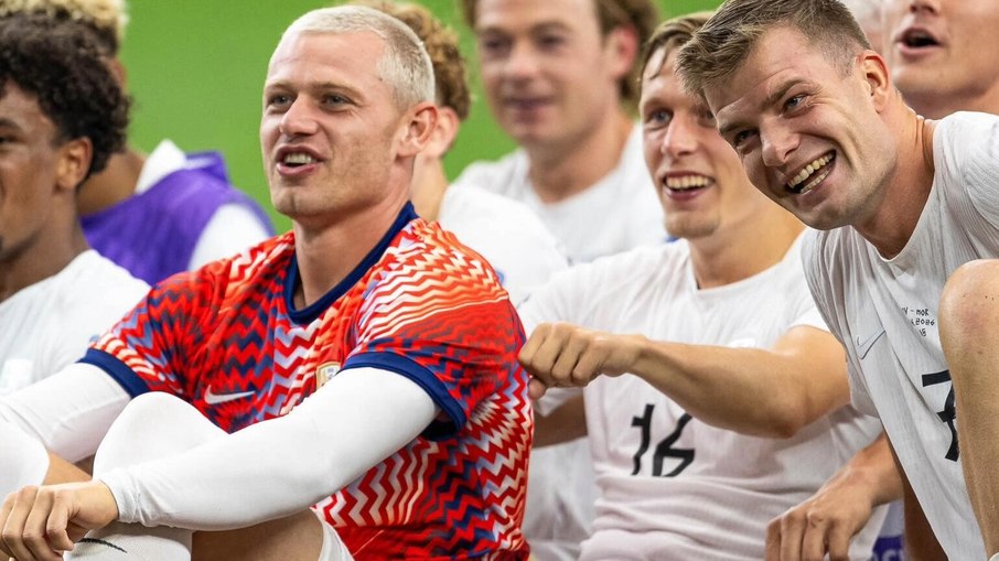 Jogadores fazem a Viking Row em jogo da Noruega