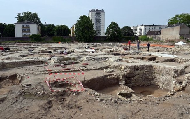 Vila medieval e túmulos da Peste Negra são achados em ruína na França