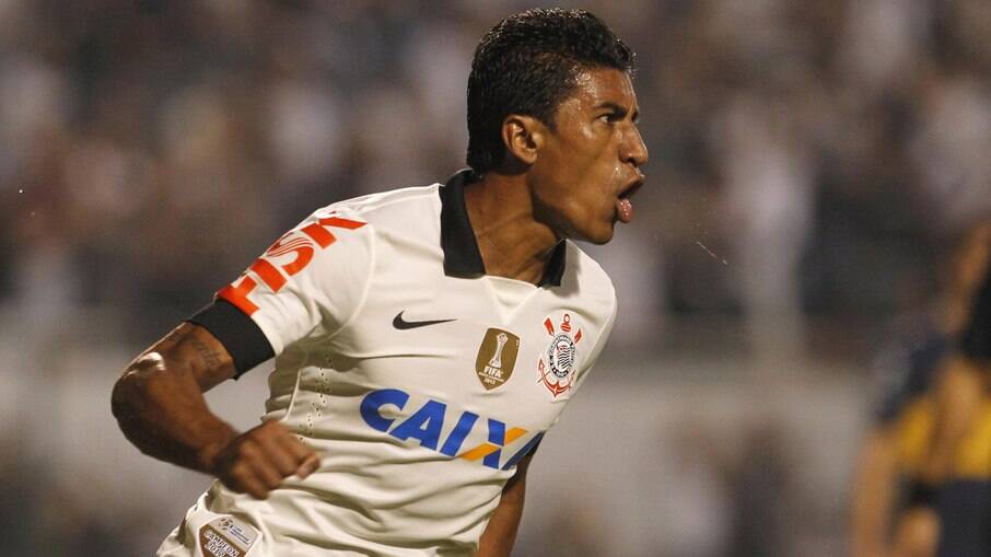 Paulinho celebra gol de empate do Corinthians
