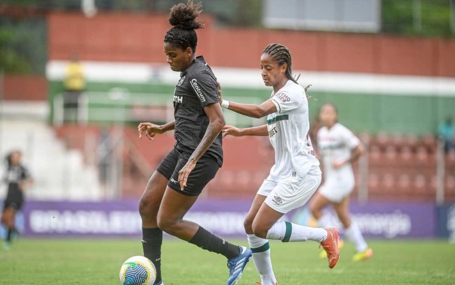 Silvana (Botafogo, à esquerda) disputa a bola com Kamilla, do Fluminense