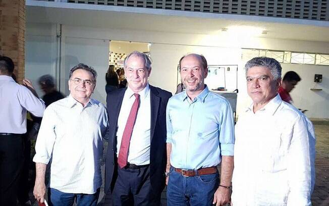 Sobral, no Ceará, é reduto eleitoral de Ivo e Ciro Gomes; na foto, posam lado do deputado federal Leônidas Cristino (esquerda) e do ex-prefeito de Sobral, Veveu Arruda